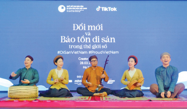 di s%3fn vi%3ft nam dang du%3fc lan tòa trong th%3f gi%3fi s%3f. ipeg.jpg -2