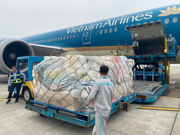 Bộ Công an và Bộ Quốc phòng gửi gần 30 tấn hàng cứu trợ đến Myanmar -0