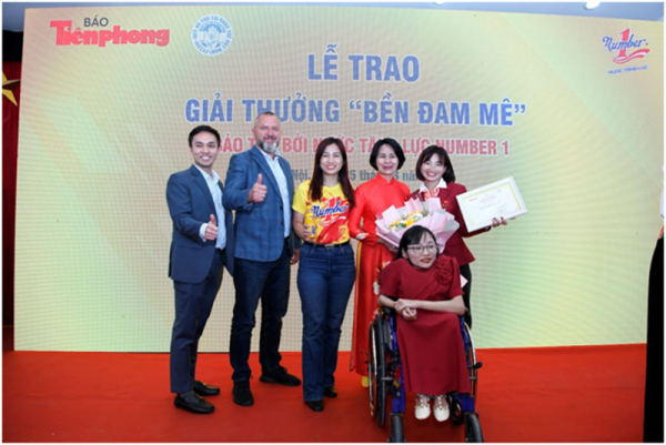 Giải thưởng “Bền Đam Mê” cùng cô giáo “Tâm thủy tinh” ươm mầm tri thức cho hàng trăm học sinh khó khăn -0