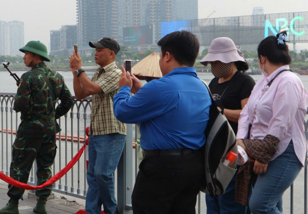 Người dân hào hứng xem bắn thử loạt đại bác chào mừng ngày 30/4 -0