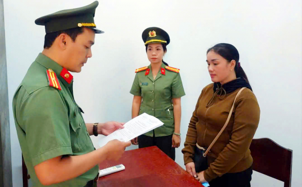 Khách hàng và chuyên viên ngân hàng “bắt tay” làm GCNQSDĐ giả để vay vốn -0