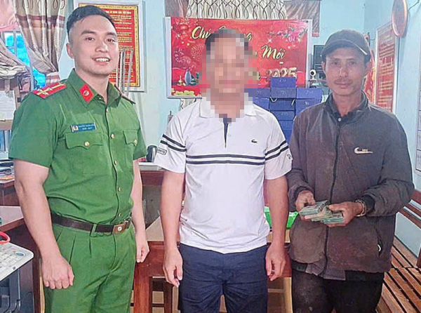 Nhặt được hơn 130 triệu đồng, nhờ Công an xã tìm người trả lại -0
