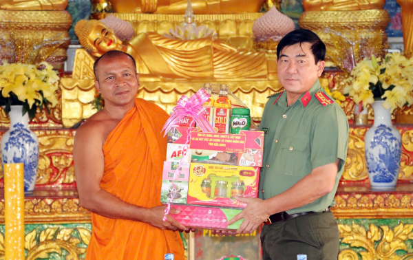 Giám đốc Công an tỉnh Kiên Giang chúc Tết cổ truyền Chol Chnam Thmay -0