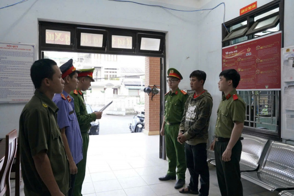 Tấn công người yêu vì vay tiền không chịu trả -0