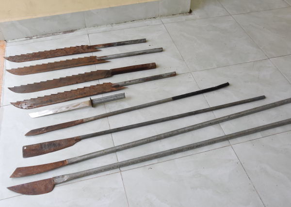 hung khí bị lực lượng công an thu giữ. ảnh lê hoài..jpeg -0
