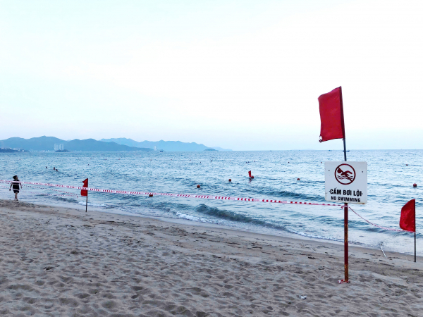  TP Nha Trang lập phương án trục vớt chướng ngại vật tiềm ẩn nguy hại đối với người tắm biển -0