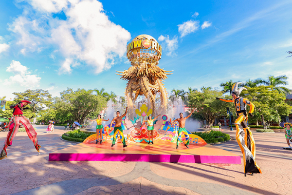 Dịp lễ 30/4, đến Sun World Ha Long sống trong rực rỡ cờ hoa -0