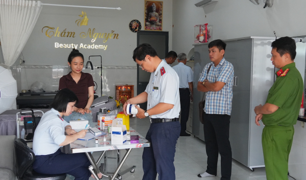 đoàn kiểm tra lập biên bản vụ việc. ảnh trọng tín.jpeg -0