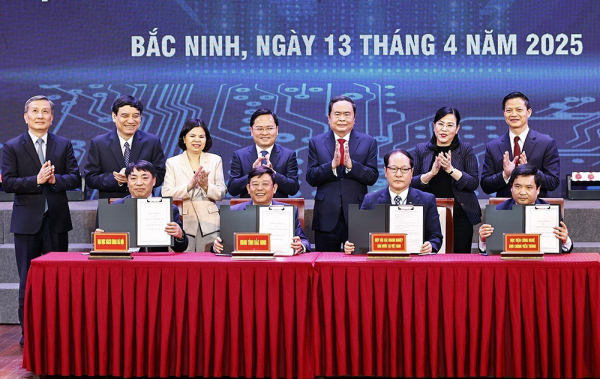 vna_potal_chu_tich_quoc_hoi_du_dien_dan_khoa_hoc_cong_nghe_doi_moi_sang_tao_va_chuyen_doi_so_tai_bac_ninh_7969608.jpg -0