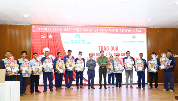 Công an Sóc Trăng phối hợp tặng quà người lao động là người Khmer  -0