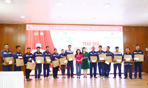 Công an Sóc Trăng phối hợp tặng quà người lao động là người Khmer  -1