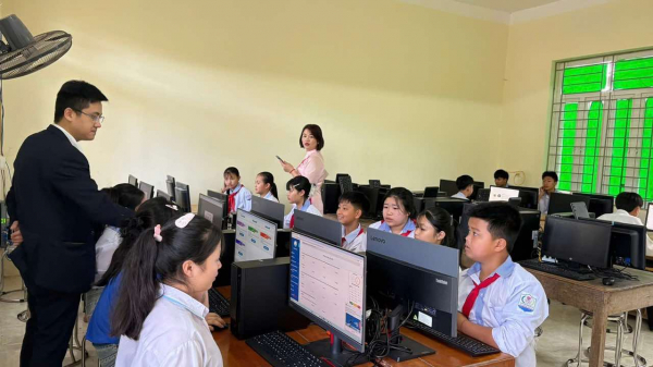 Trao tặng 100 suất học bổng tiếng Anh MobiEnglish cho hai điểm trường -0