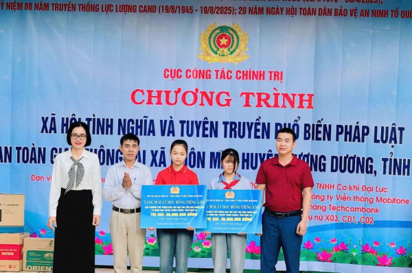 Trao tặng 100 suất học bổng tiếng Anh MobiEnglish cho hai điểm trường -0