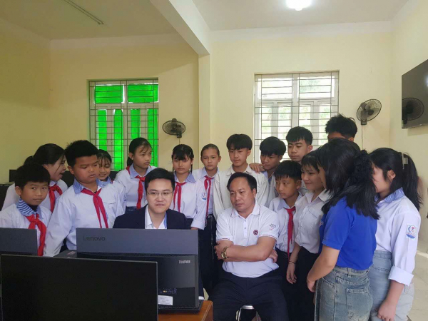 Trao tặng 100 suất học bổng tiếng Anh MobiEnglish cho hai điểm trường -0