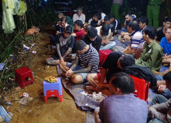 Bắt 36 con bạc, thu giữ 800 triệu đồng -0