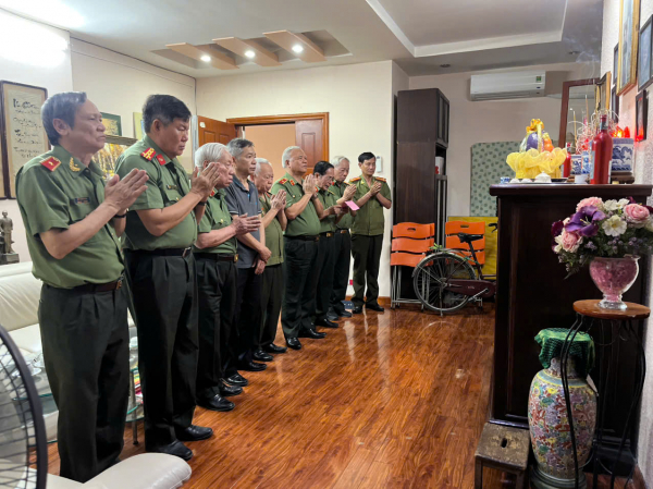 Thắp hương tri ân các đồng chí cố lãnh đạo Bộ và cán bộ lão thành lực lượng Công an chi viện chiến trường miền Nam -0