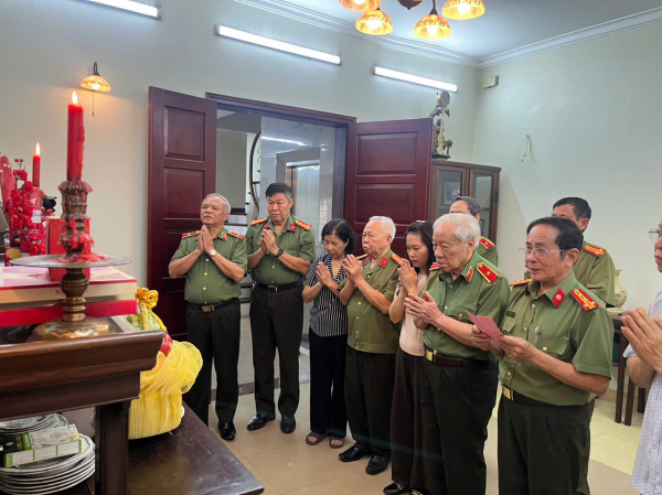 Thắp hương tri ân các đồng chí cố lãnh đạo Bộ và cán bộ lão thành lực lượng Công an chi viện chiến trường miền Nam -0
