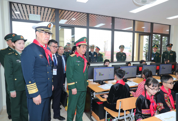 Bộ trưởng Phan Văn Giang hội đàm với Bộ trưởng Đổng Quân -0