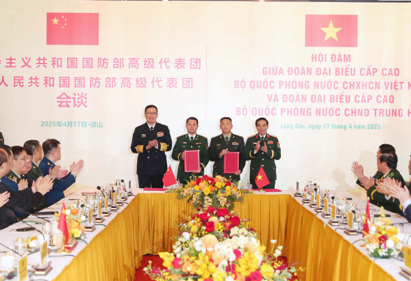 Bộ trưởng Phan Văn Giang hội đàm với Bộ trưởng Đổng Quân -0