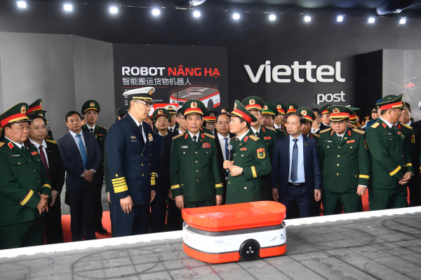 Bộ trưởng Phan Văn Giang hội đàm với Bộ trưởng Đổng Quân -1