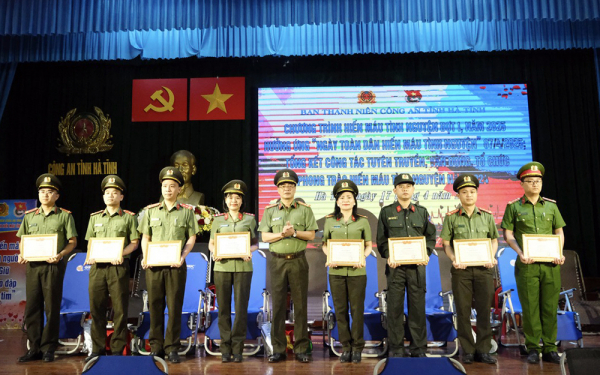 Gần 250 CBCS Công an Hà Tĩnh tham gia hiến máu tình nguyện  -0