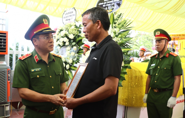 Bộ trưởng Lương Tam Quang gửi vòng hoa viếng Thiếu tá Nguyễn Đăng Khải -0
