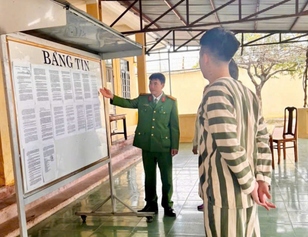 Mong chờ ngày đặc xá -0