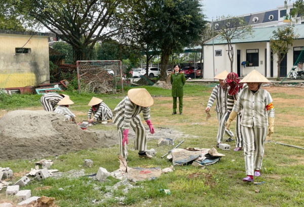 Mong chờ ngày đặc xá -0