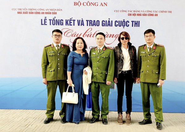 gi%3fi thu%3fng cây bút vàng là gi%3fi thu%3fng uy tín phát hi%3fn ra nhi%3fu tác gi%3f tr%3f vi%3ft v%3f d%3f tài l%3fc lu%3fng vu trang và chi%3fn tranh cách m%3fng (1).jpg -0