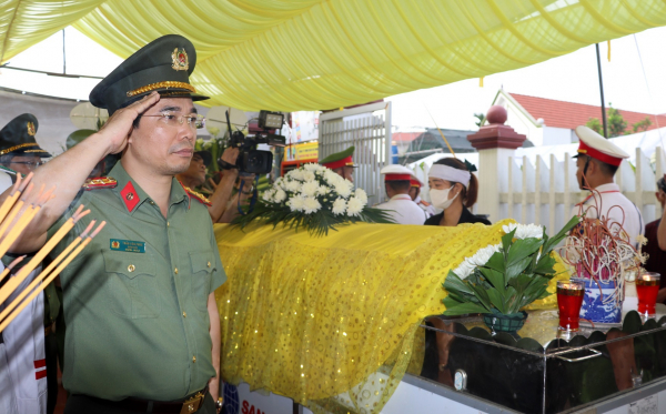 Đồng đội, người thân nghẹn ngào tiễn đưa Thiếu tá Nguyễn Đăng Khải -0