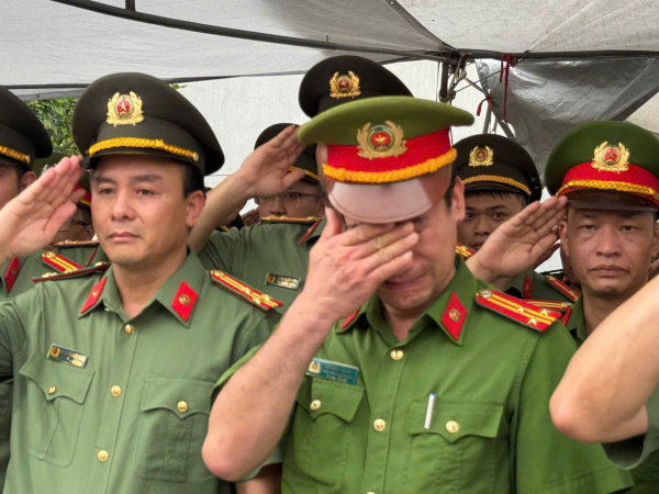 Đồng đội, người thân nghẹn ngào tiễn đưa Thiếu tá Nguyễn Đăng Khải -0