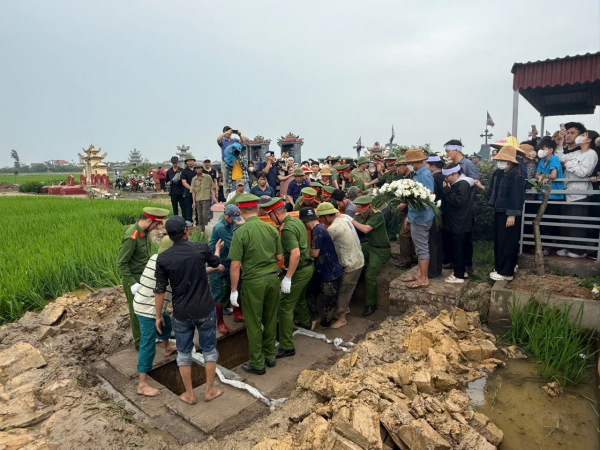 Đồng đội, người thân nghẹn ngào tiễn đưa Thiếu tá Nguyễn Đăng Khải -0