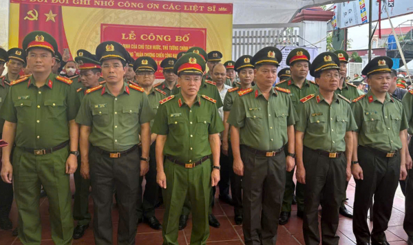 Đồng đội, người thân nghẹn ngào tiễn đưa Thiếu tá Nguyễn Đăng Khải -0