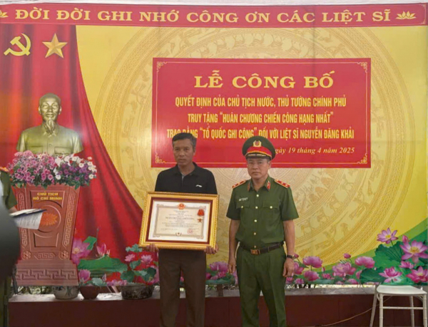 Đồng đội, người thân nghẹn ngào tiễn đưa Thiếu tá Nguyễn Đăng Khải -0