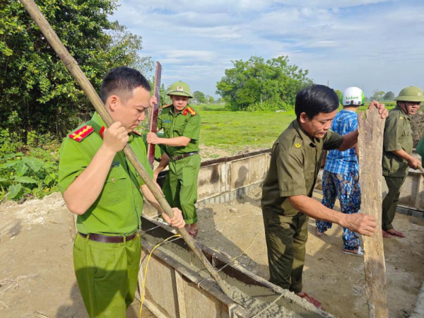 Công an xã ở Hà Tĩnh hỗ trợ xây dựng nhà ở cho hộ nghèo -0