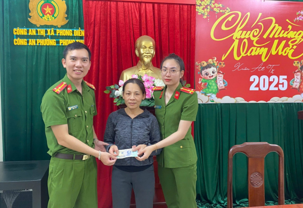Người phụ nữ vui mừng khi được Công an phường trao trả tài sản  -0
