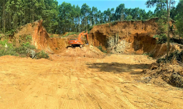 Xử lý nghiêm việc khai thác đất trái phép tại vùng giáp ranh -0