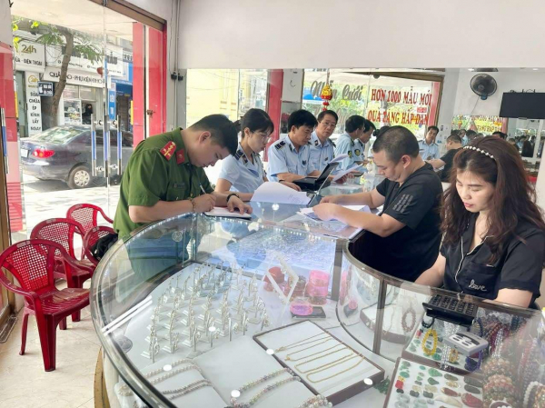 l-c lu-ng ch-c nang ti-n hành ki-m tra 1 co s- kinh doanh m-t hàng vàng.jpeg -0