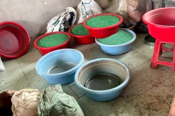 Rùng mình hình ảnh bên trong xưởng sản xuất thuốc giả -0