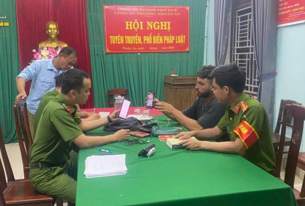 Công an phường hỗ trợ du khách nước ngoài nhận lại hộ chiếu, tài sản -0