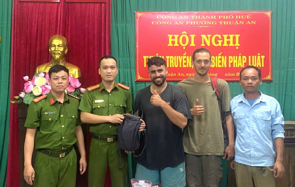 Công an phường hỗ trợ du khách nước ngoài nhận lại hộ chiếu, tài sản -0