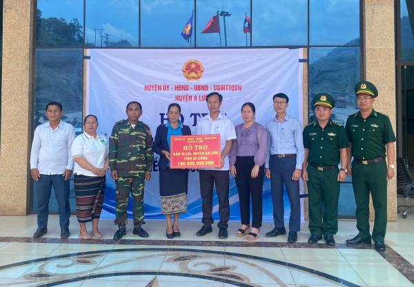 Hỗ trợ người dân bản Ta Lui (Lào) sau trận hỏa hoạn thiêu rụi 35 ngôi nhà -0