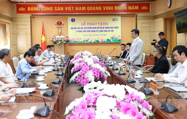 Bộ Y tế tiếp nhận 500.000 liều vaccine sởi do FPT Long Châu trao tặng -0