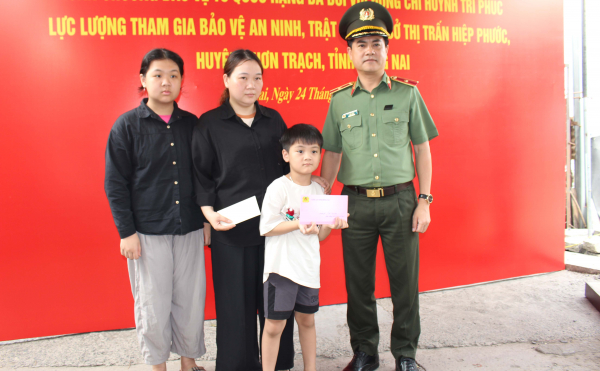 Truy tặng Huân Chương bảo vệ Tổ quốc hạng Ba cho thành viên lực lượng bảo vệ ANTT ở cơ sở -0