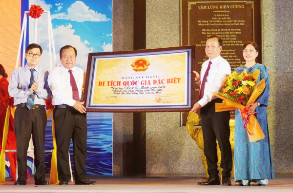 Cà Mau đón nhận Bằng di tích Quốc gia đặc biệt đường Hồ Chí Minh trên biển -0