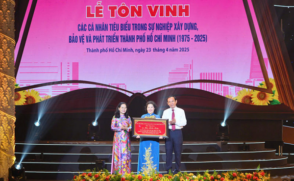 Anh hùng Mai Kiều Liên được vinh danh cá nhân tiêu biểu dịp 50 năm thống nhất đất nước -0