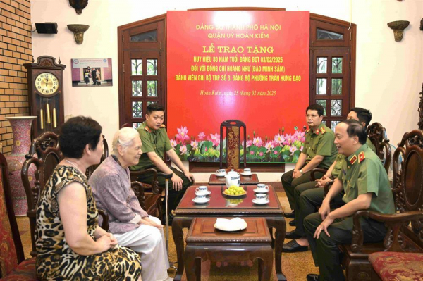 Deputy Minister Dang Hong Duc pays tribute to late MPS leaders -0