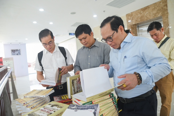 Triển lãm “Non sông nối liền một dải” -1