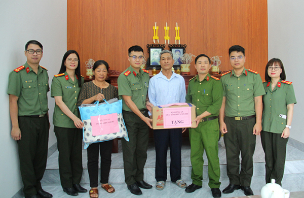 Trao kinh phí hỗ trợ xây mới nhà ở cho gia đình Đại uý Thào Quốc Việt -1