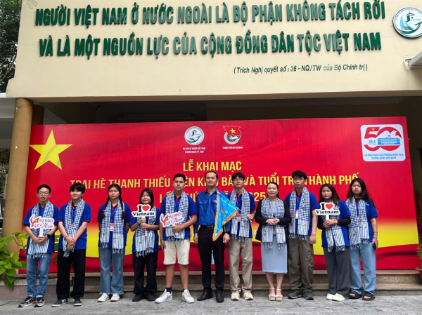 Thanh thiếu niên kiều bào tự hào 50 năm non sông liền một dải -0